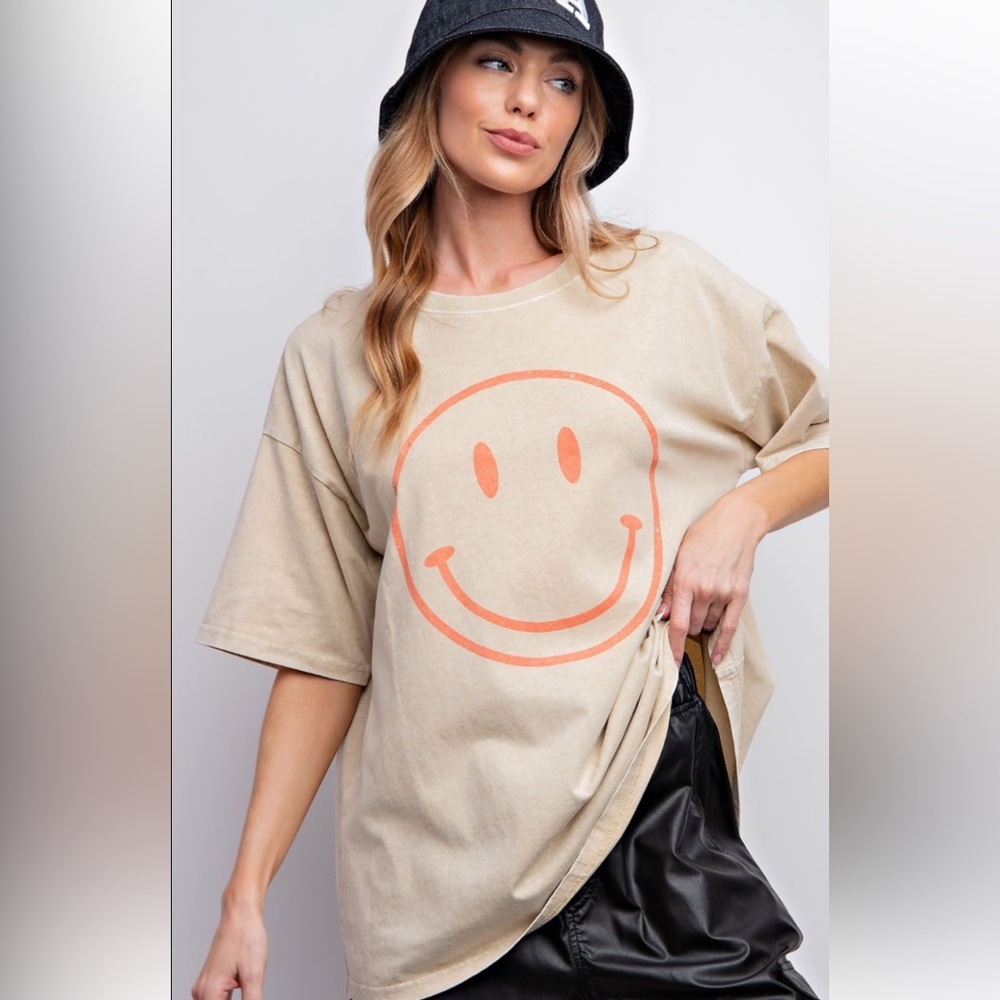 860 🌻 EASEL SMILEY FACE PRINTED WASHED TOP